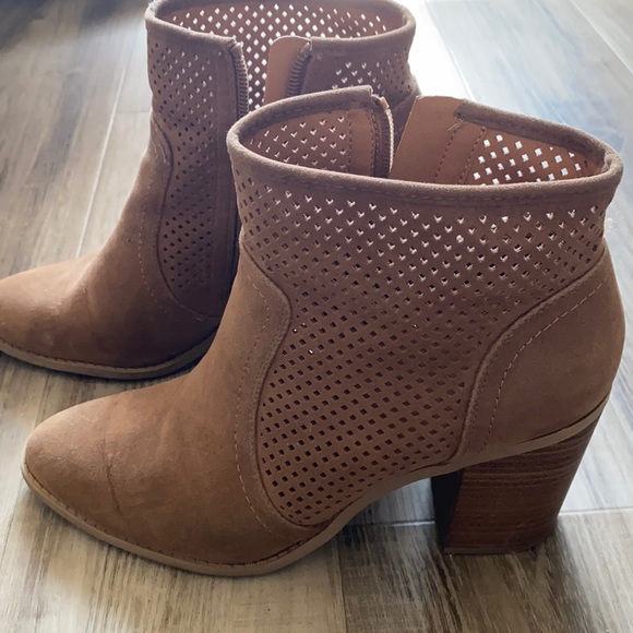 Suede brown booties size 8.5 Brand: universal thread goods co. - Picture 1 of 1